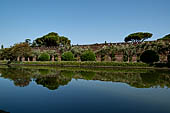 Villa Adriana, il pecile, maestoso peristilio destinato alle passeggiate dell'imperatore. 
